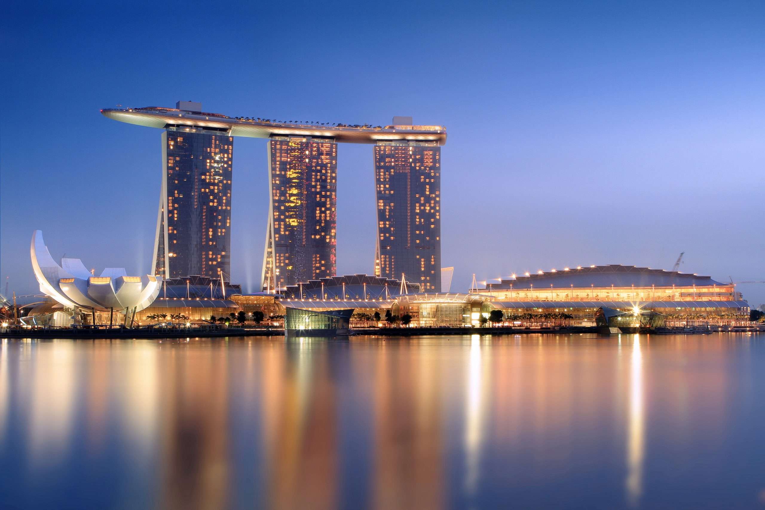 Marina Bay Sands (bron: Someformofhuman/https://nl.wikipedia.org/wiki/Bestand:Marina_Bay_Sands_in_the_evening_-_20101120.jpg)