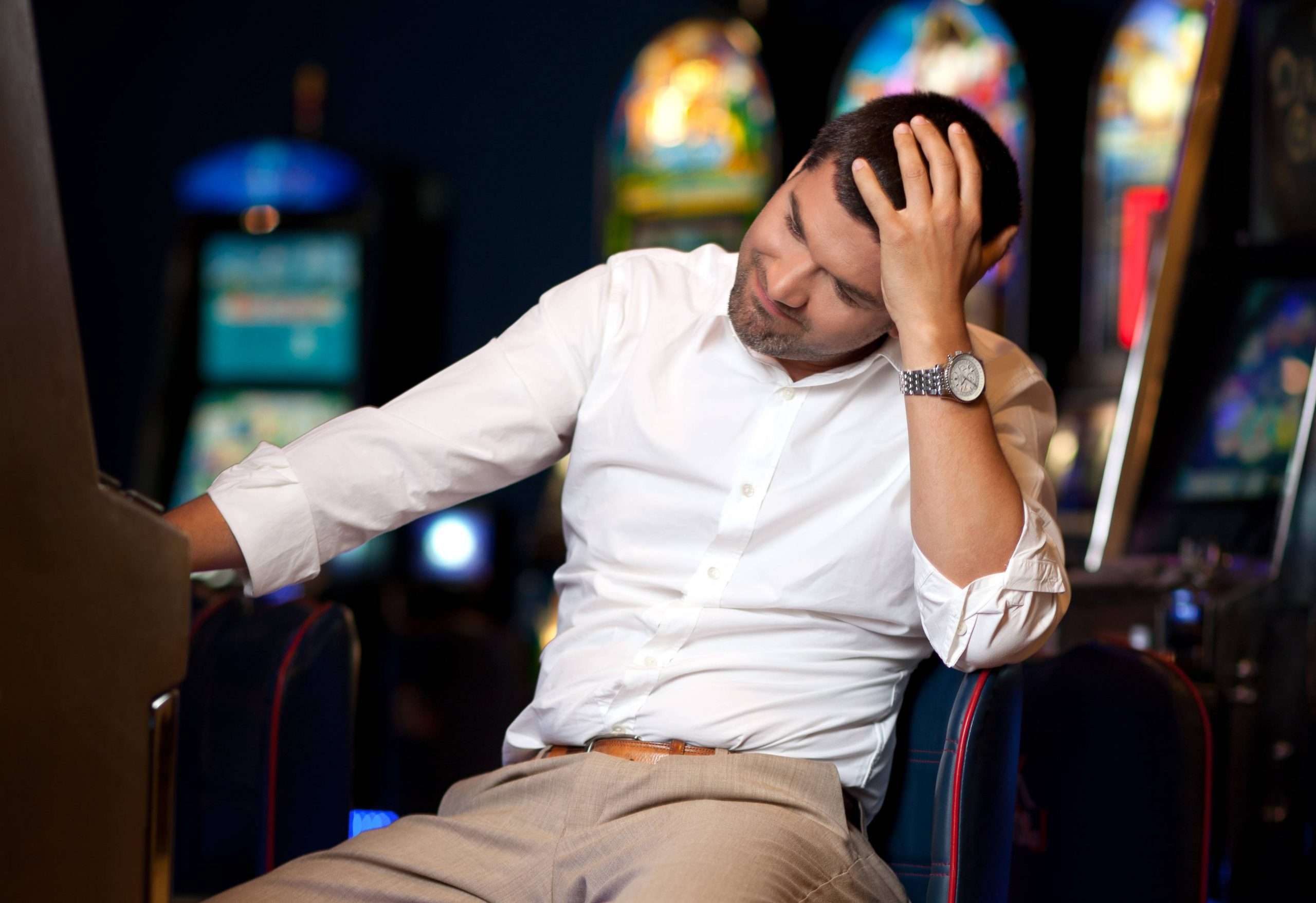 Man gokken slotmachine