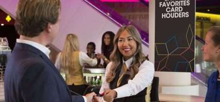 Gast komt Holland Casino binnen door zijn Favorites card te overhandigen