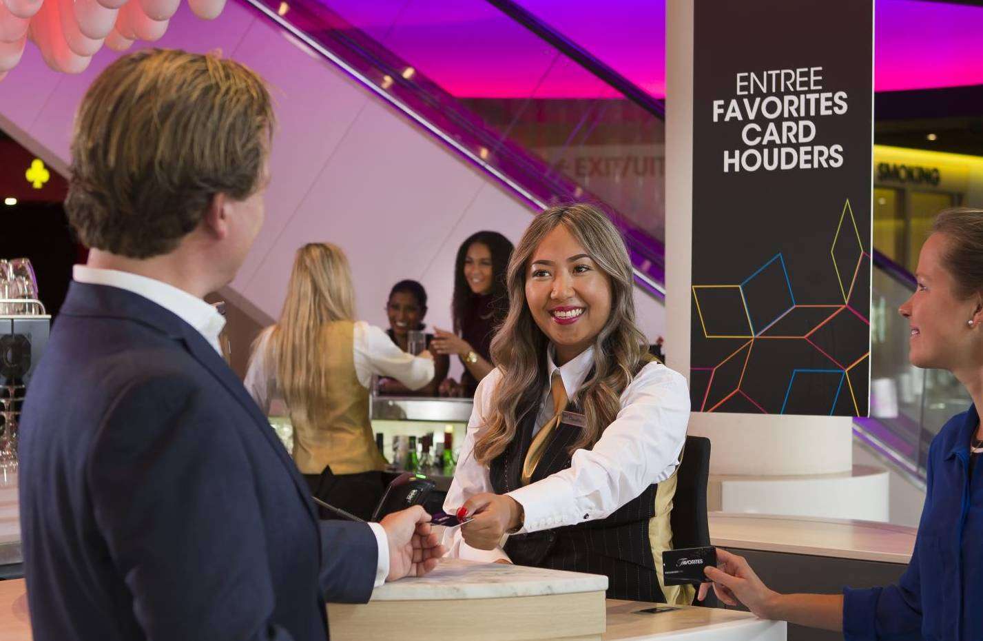 Gast komt Holland Casino binnen door zijn Favorites card te overhandigen