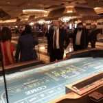 Nevada gouverneur Steve Sisolak in Las Vegas bij de heropning van een casino