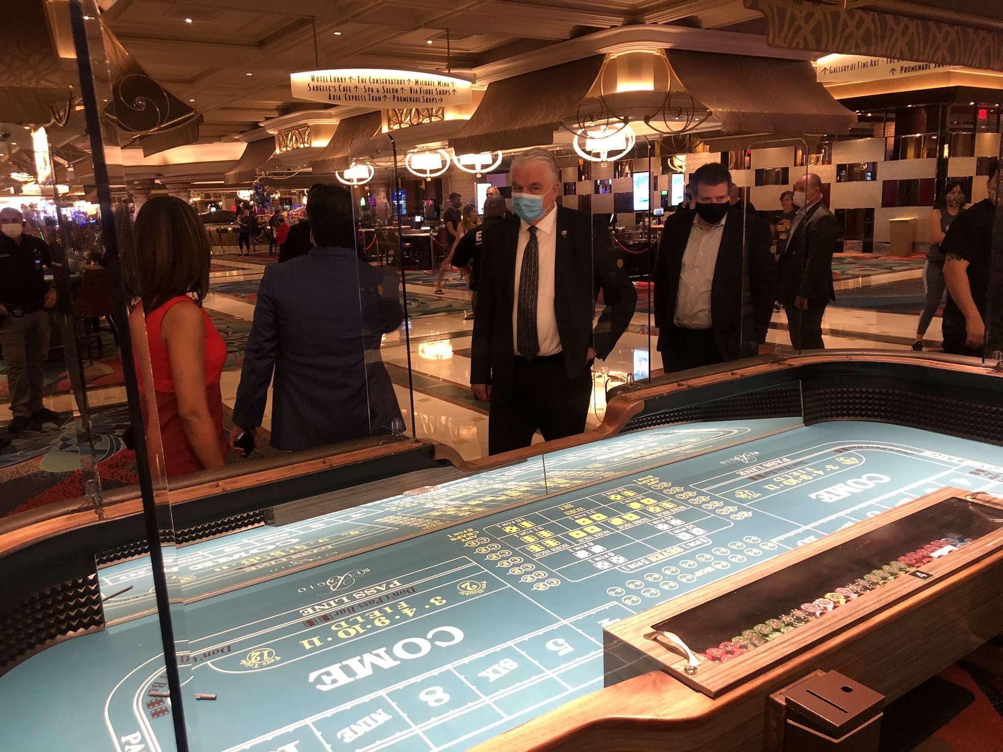 Nevada gouverneur Steve Sisolak in Las Vegas bij de heropning van een casino