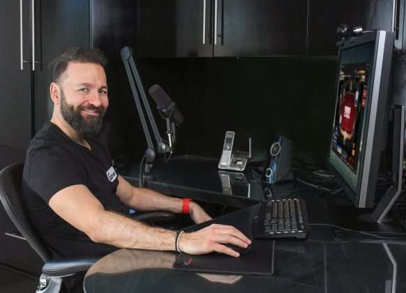 Daniel Negreanu achter de computer