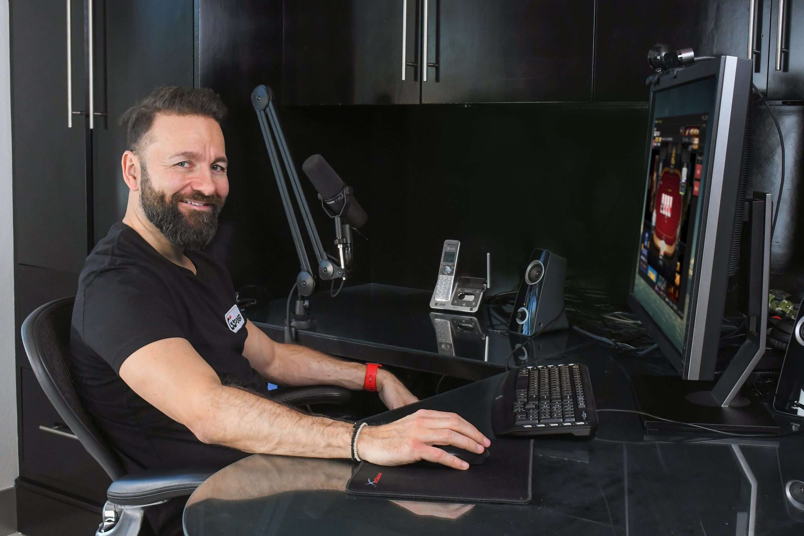 Daniel Negreanu achter de computer