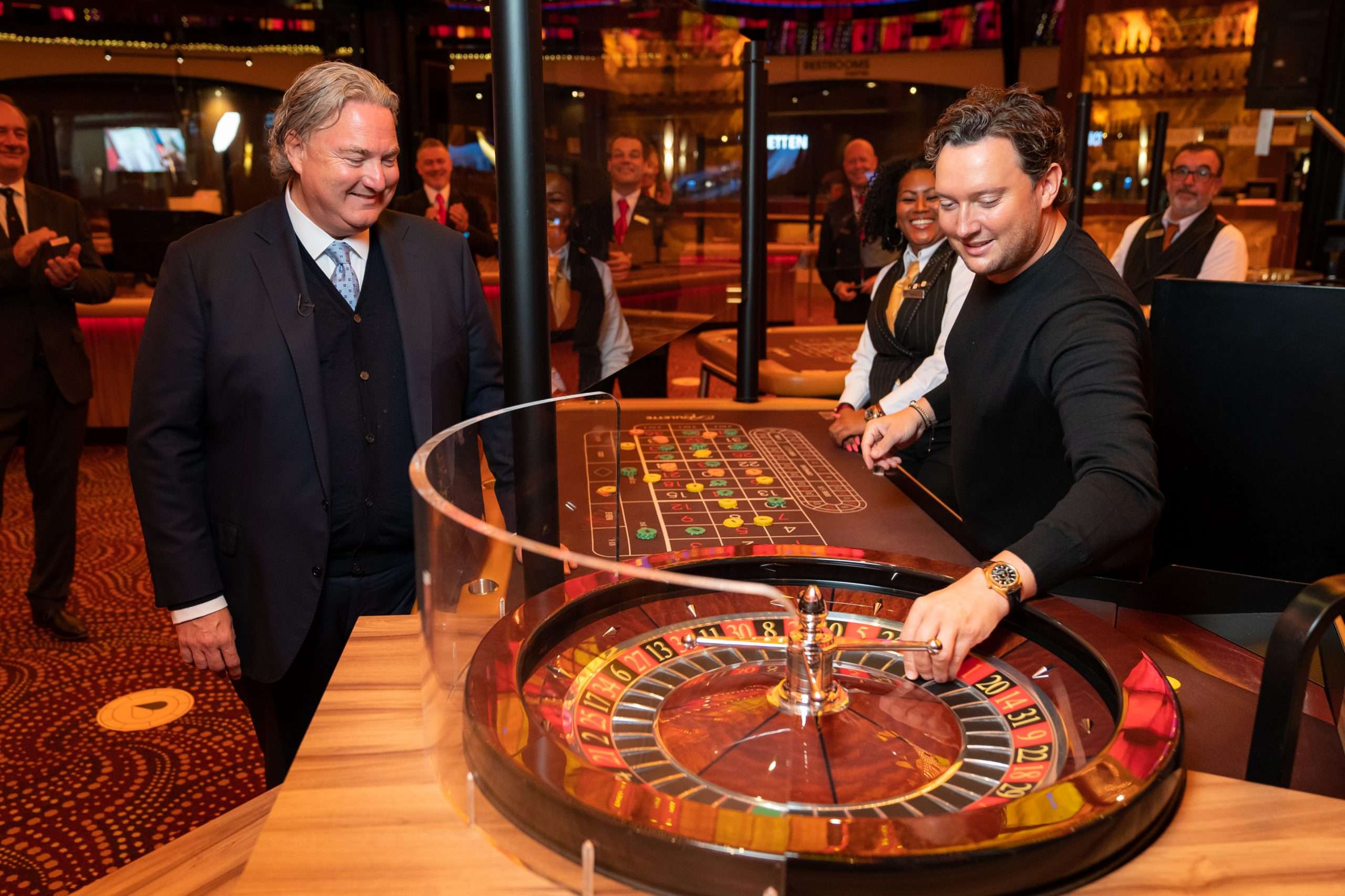 Heropening Holland Casino 1 juli 2020 met Holland Casino CEO Erwin van Lambaart en zanger Tino Martin.
