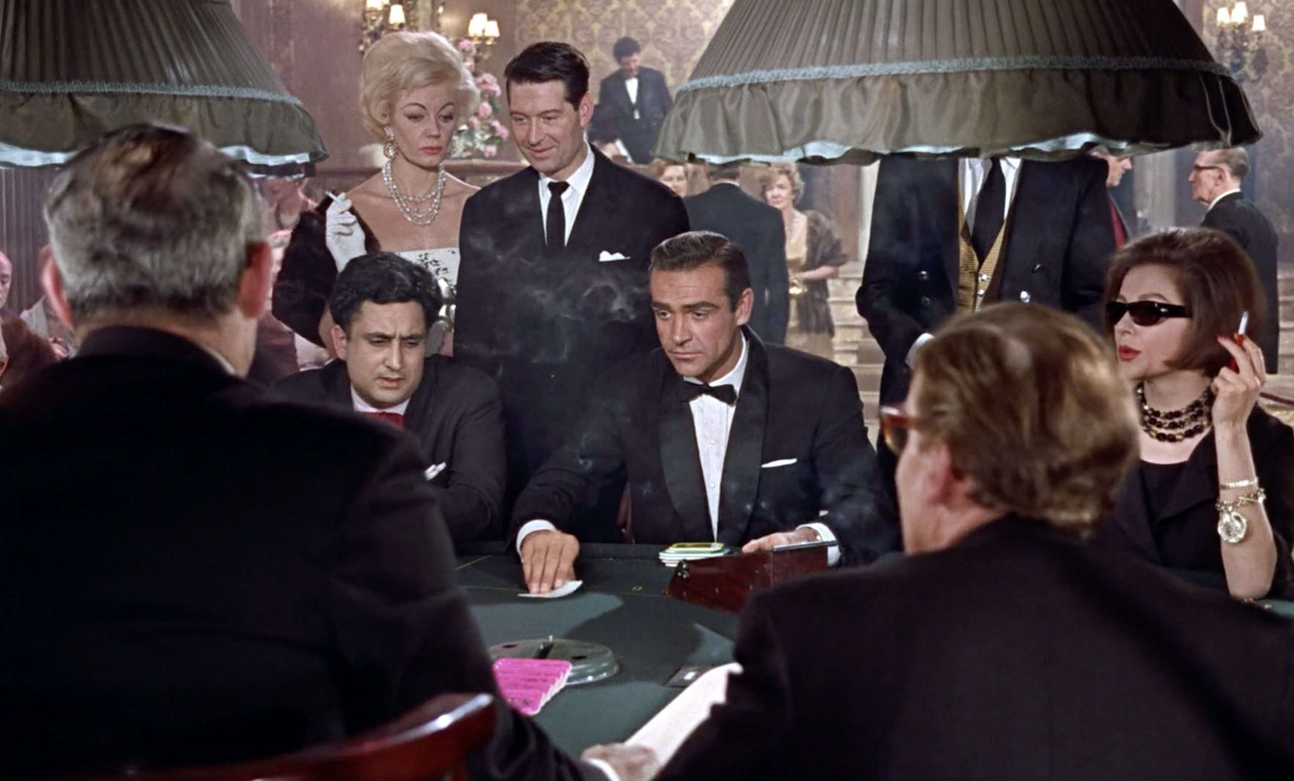 Sean Connery als James Bond in Dr. No aan de Chemin de fer baccarattafel