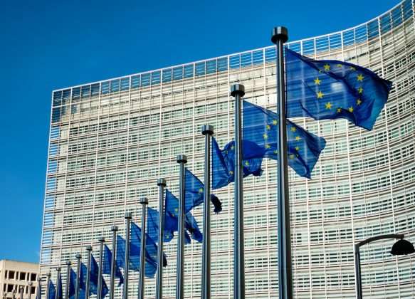 Berlaymontgebouw, het hoofdkantoor van de Europese Commissie (bron: https://elements.envato.com/eu-flags-in-front-of-european-commission-SHMKZ28)