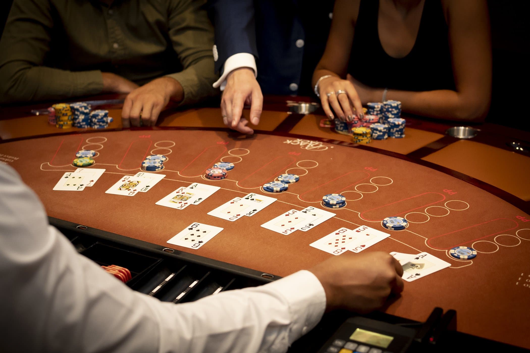 Holland Casino Blackjack alle boxen volle tafel drie spelers man vrouw model