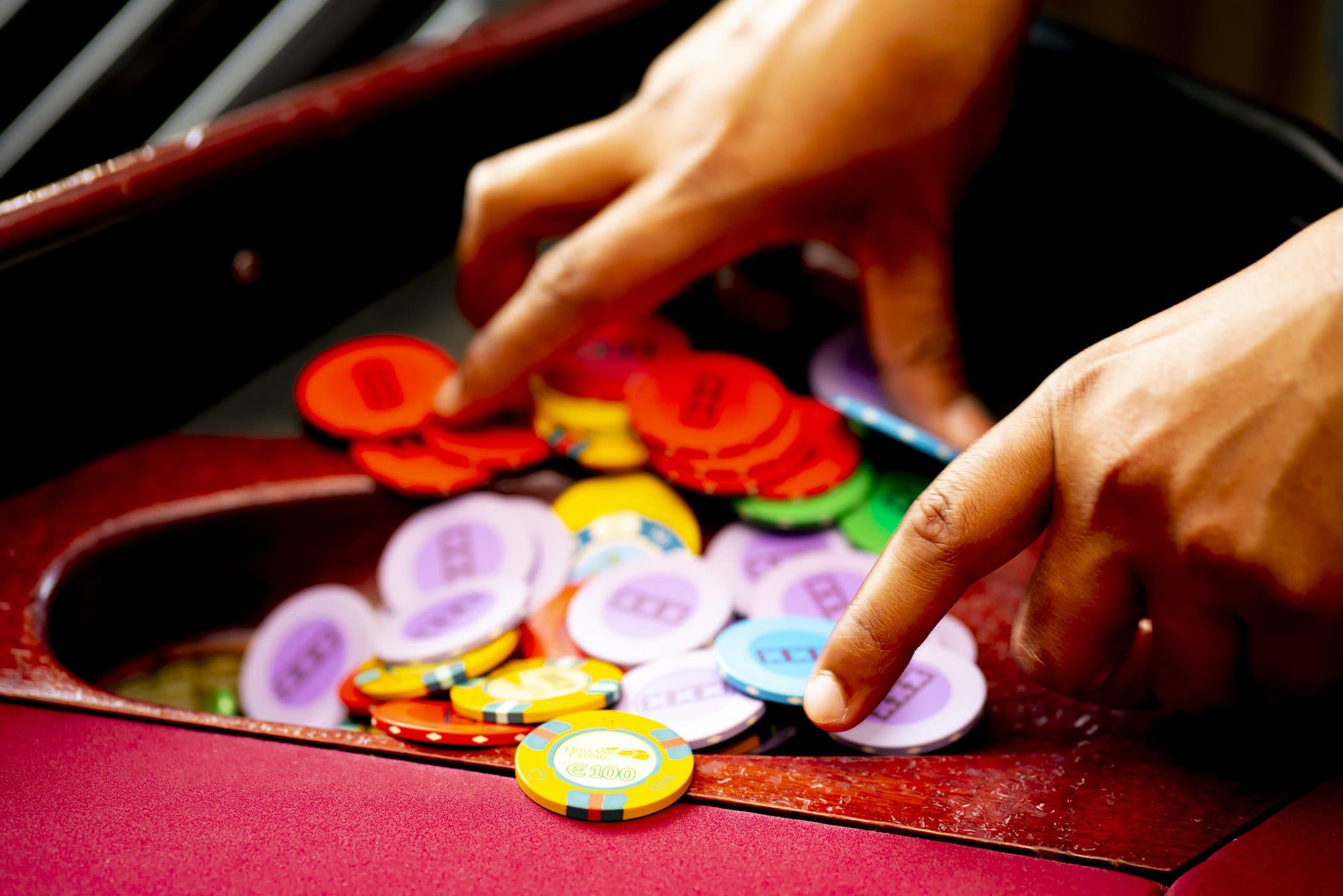 Holland Casino Roulette chips fiches in de trechter