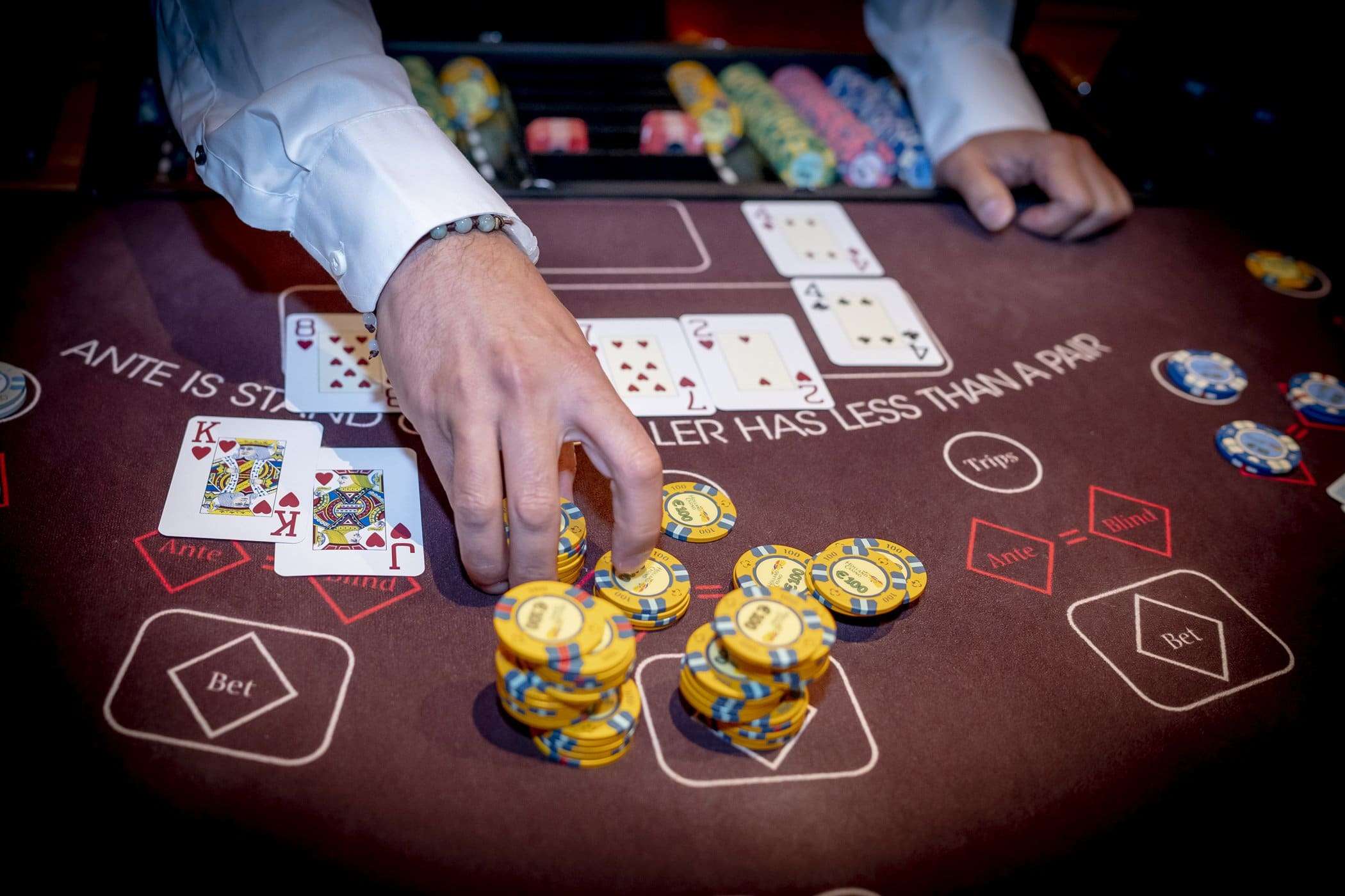 Holland Casino Ultimate Texas Hold'em uitbetaling flush KJ harten hearts €100 veel chips