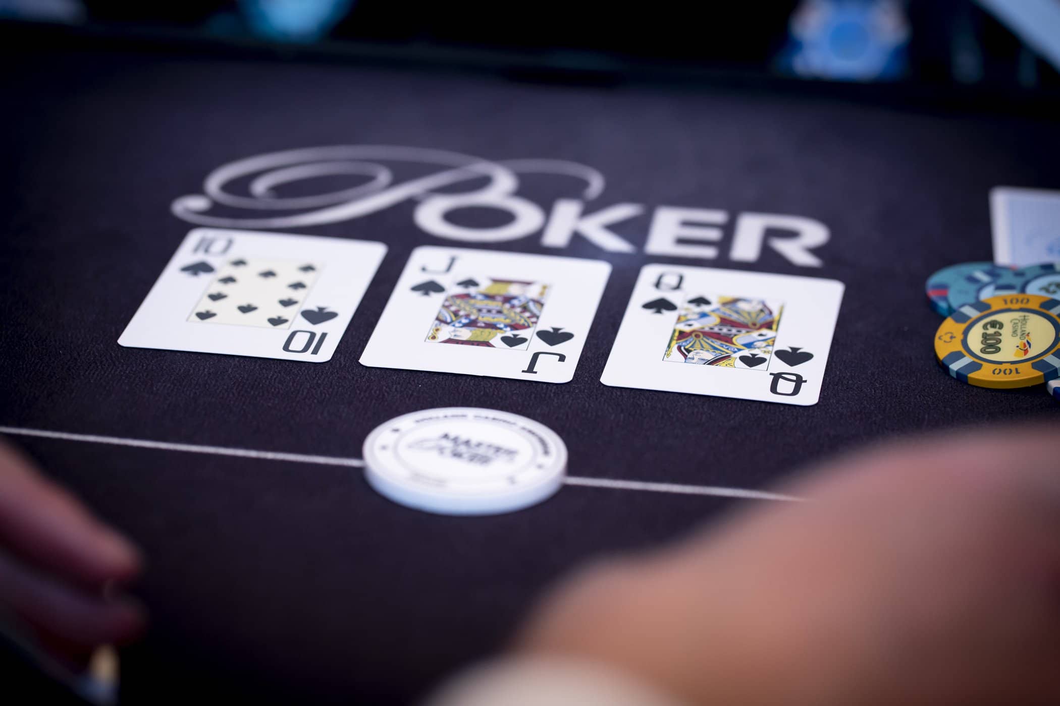 Holland Casino poker flop 10 J Q op de button