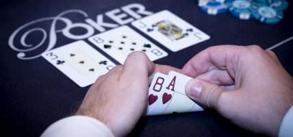 Holland Casino poker A8 suited aas-acht op J83 middle pair
