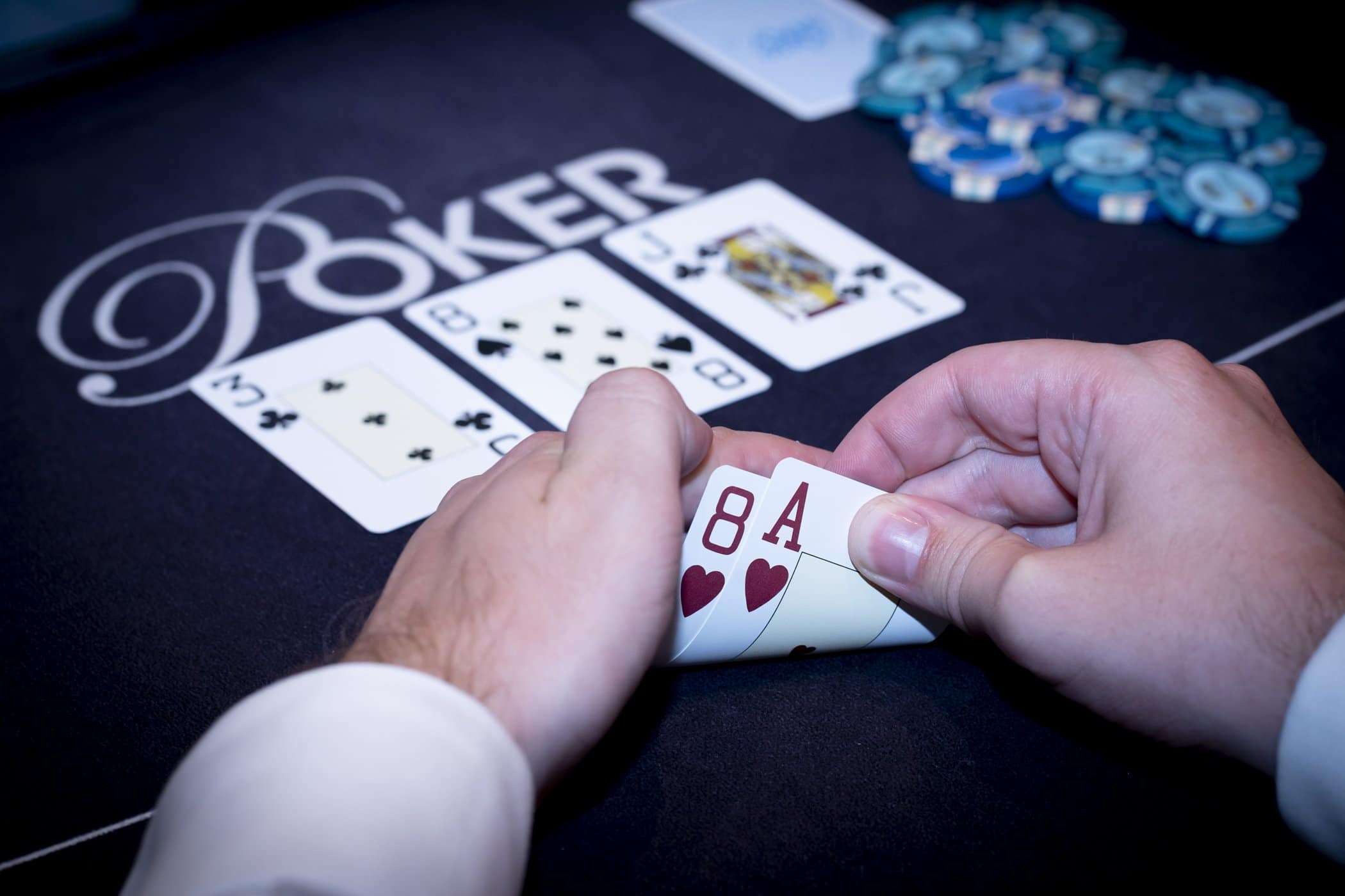 Holland Casino poker A8 suited aas-acht op J83 middle pair
