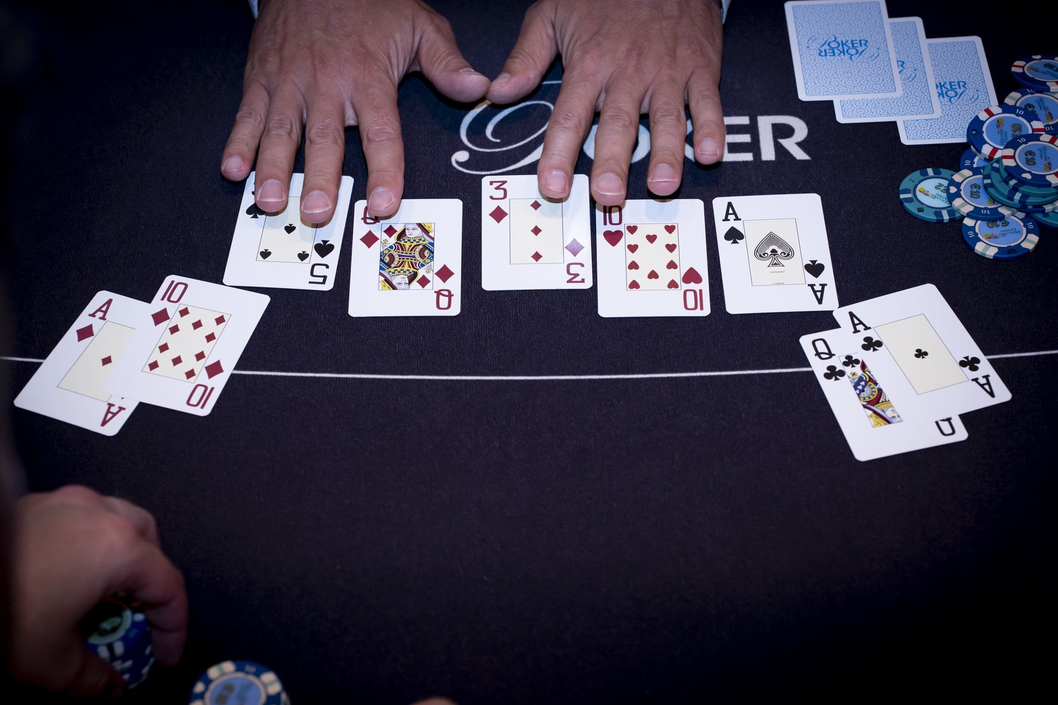 Holland Casino poker aas-vrouw (AQ) tegen aas-tien (A 10) twee paar two pair A 10 3 Q 5