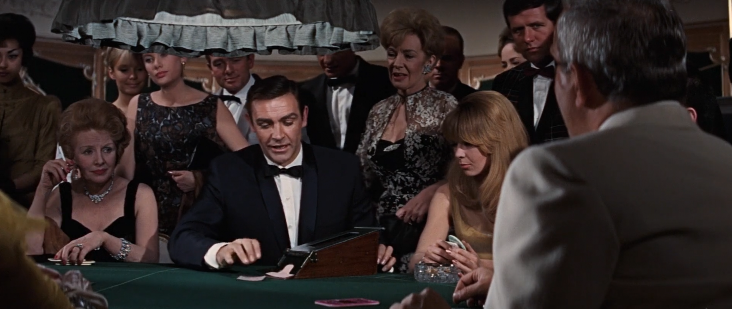 James Bond in het casino speelt Chemin-de-fer (Baccarat) in Thunderball.