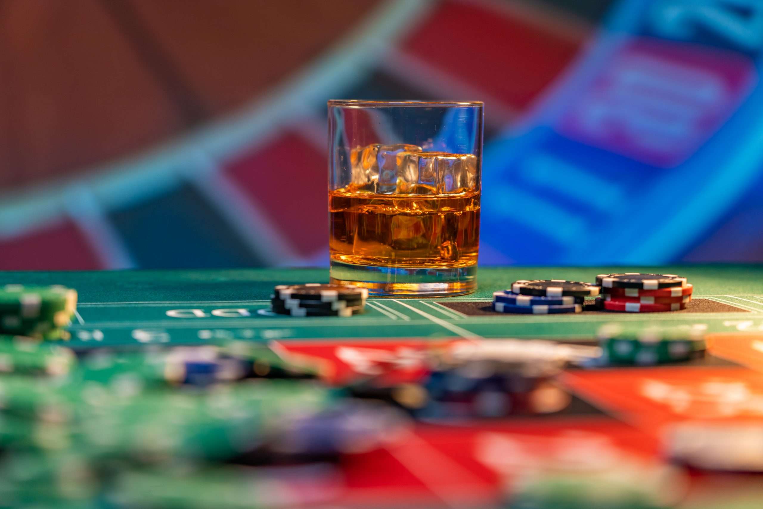Drinken in het casino whisky bij de roulette