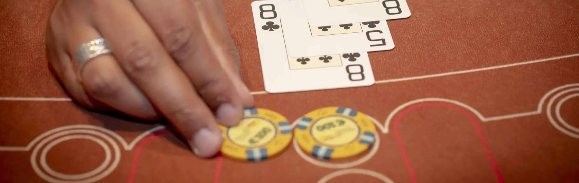 Close-up van twee fiches bij Holland Casino op een blackjacktafel