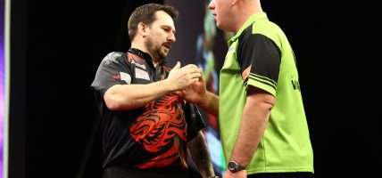 Clayton en Michael van Gerwen komen in actie tijdens de play-offs van de Premier League Darts