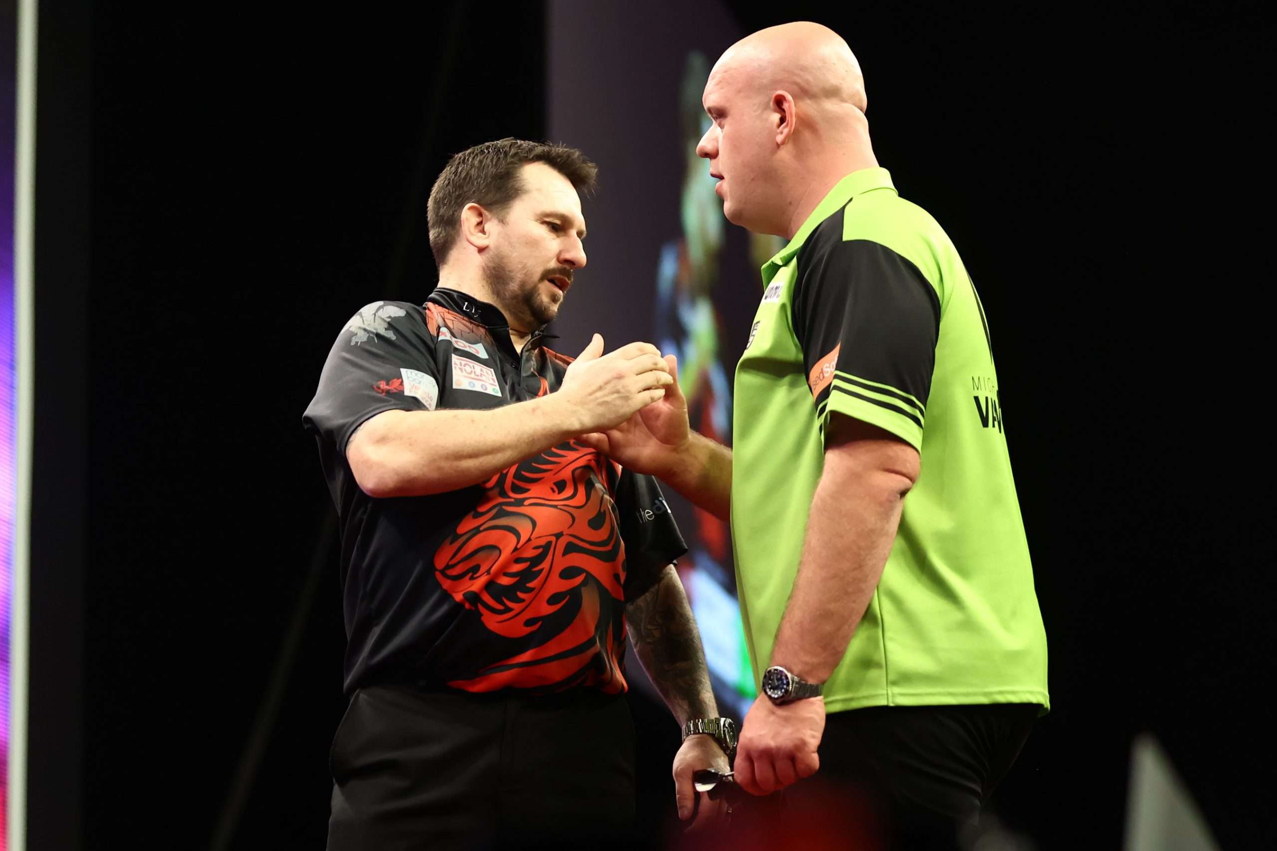 Clayton en Michael van Gerwen komen in actie tijdens de play-offs van de Premier League Darts