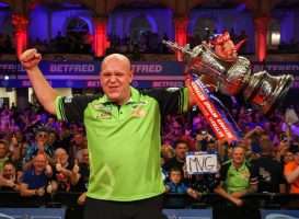 Michael van Gerwen na zijn toernooiwinst op de World Matchplay.