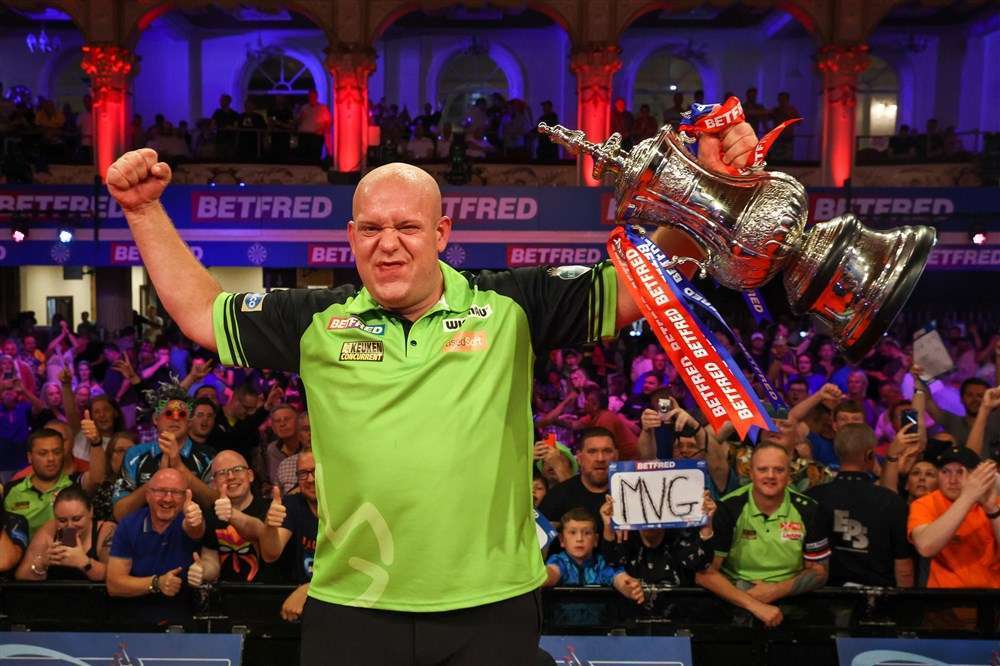 Michael van Gerwen na zijn toernooiwinst op de World Matchplay.
