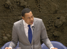 Franc Weerwind tijdens het Rudmer Heerema (VVD) tijdens het tweeminutendebat