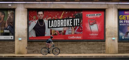 William Hill, Ladbrokes, Betfred Engeland Verenigd Koninkrijk advertentie reclame ASA Billboard mock-up door CasinoNieuws.nl