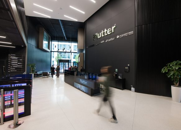 Betfair Luke Ashton Flutter office gebouw Betfair PokerStars via flutter.com