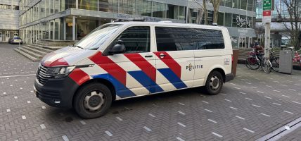 Politiebusje politie busje Den Haag Universiteit Leiden (foto door CasinoNieuws.nl)