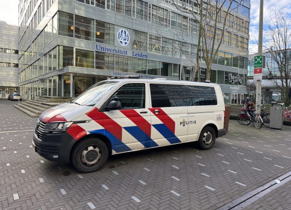 Politiebusje politie busje Den Haag Universiteit Leiden (foto door CasinoNieuws.nl)