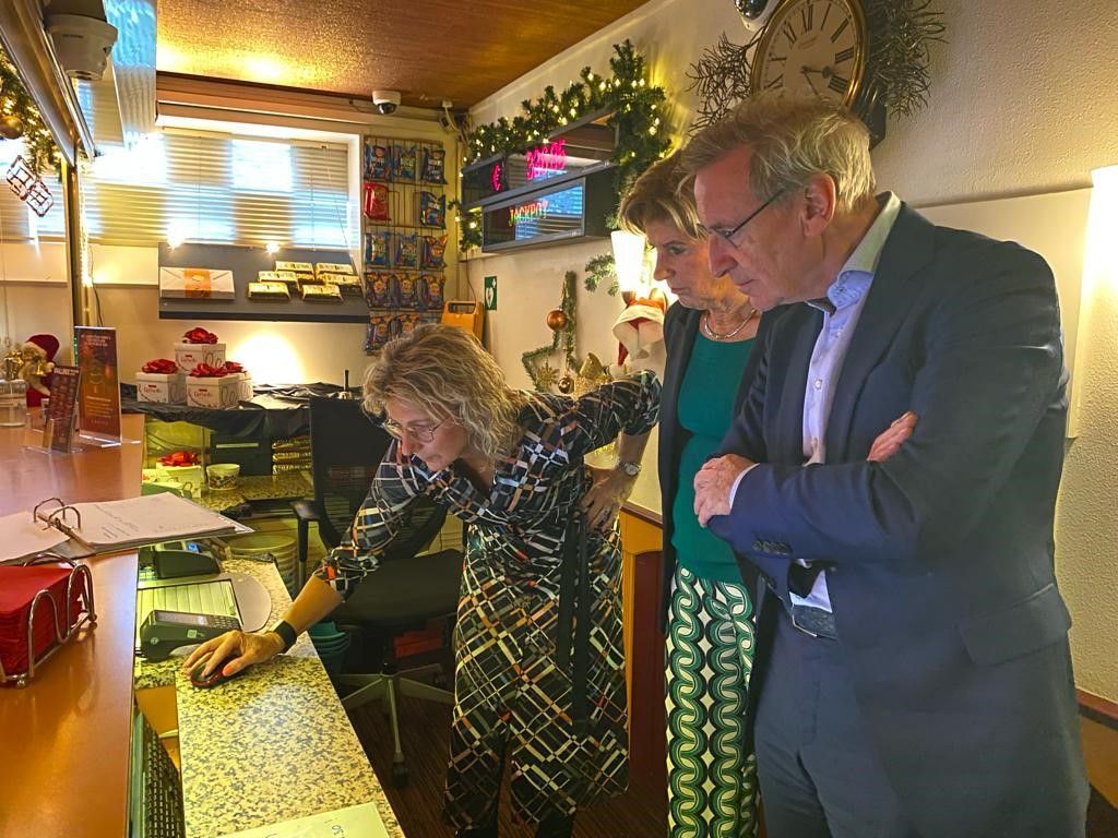 René Jansen en Bernadette van Buchem van de Kansspelautoriteit op bezoek bij Casino Jackpot Dordrecht.