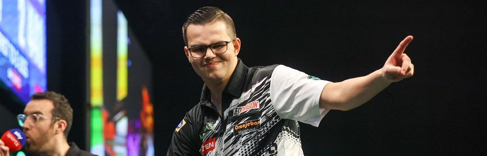Gian van Veen, een van de Nederlanders die in actie komt tijdens de eerste ronde van het WK Darts 2024