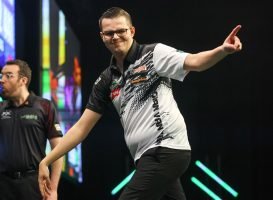 Gian van Veen, een van de Nederlanders die in actie komt tijdens de eerste ronde van het WK Darts 2024