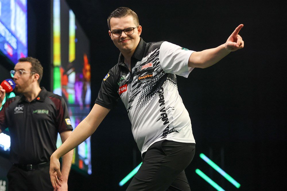 Gian van Veen, een van de Nederlanders die in actie komt tijdens de eerste ronde van het WK Darts 2024