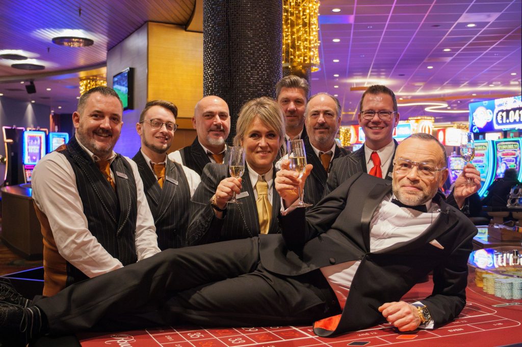 Michael Vanenburg van Holland Casino haalt met 14-stedentocht € 11.135 op voor goede doelen.