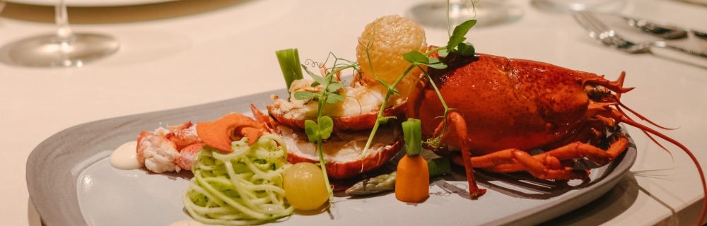 Kreeft in Holland Casino (foto via https://nieuws.hollandcasino.nl/restaurant-lx-fine-dining--champagne-genomineerd-als-beste-casinorestaurant-van-europa/)