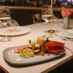 Kreeft in Holland Casino (foto via https://nieuws.hollandcasino.nl/restaurant-lx-fine-dining--champagne-genomineerd-als-beste-casinorestaurant-van-europa/)