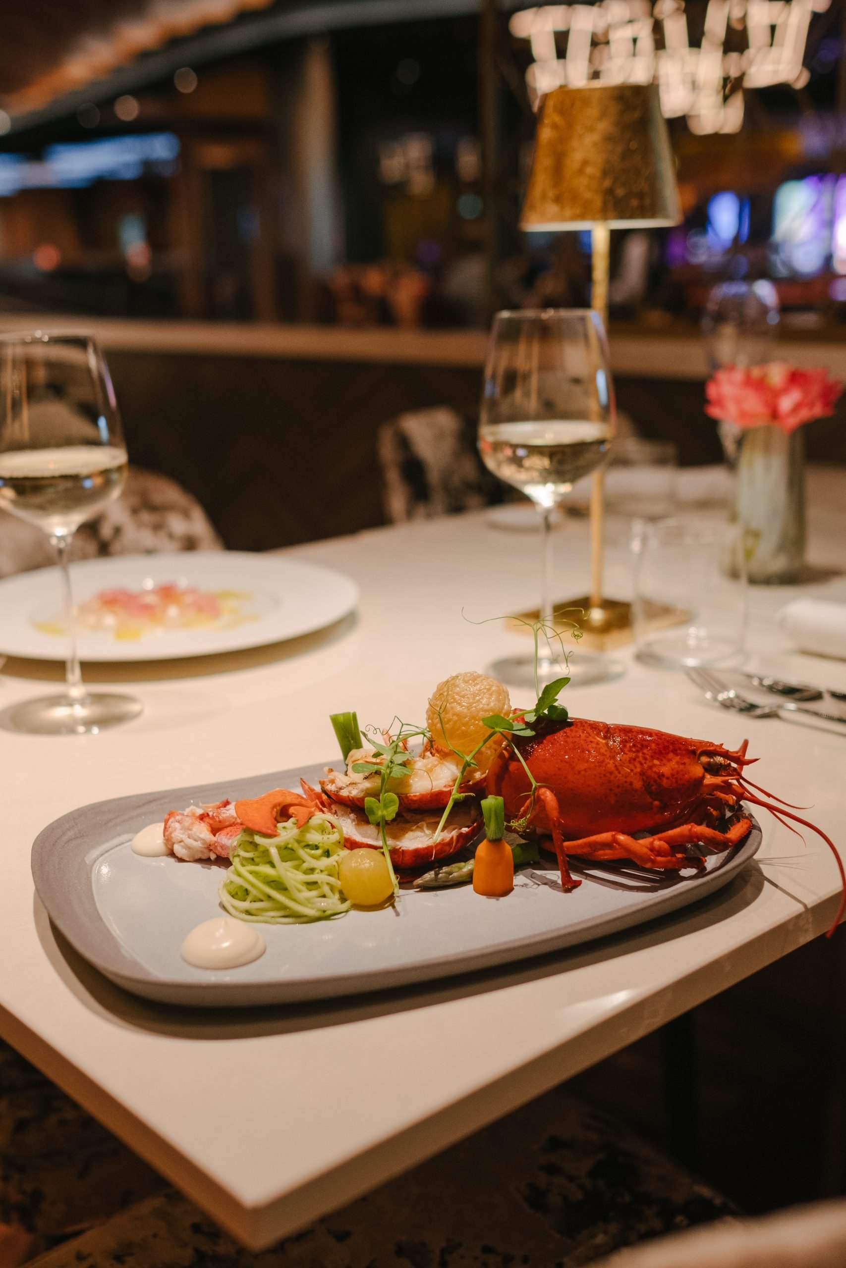 Kreeft in Holland Casino (foto via https://nieuws.hollandcasino.nl/restaurant-lx-fine-dining--champagne-genomineerd-als-beste-casinorestaurant-van-europa/)