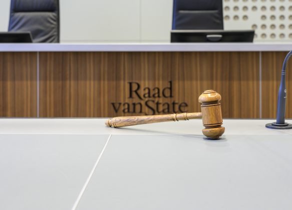 Raad van State, Kneuterdijk Den Haag. JVH kansspelheffing uitspraak Ksa Detail voorzittershamer, hamer. Foto door Tineke Dijkstra via https://www.raadvanstate.nl/overrvs/raad-van-state-in-beeld/fotografie/