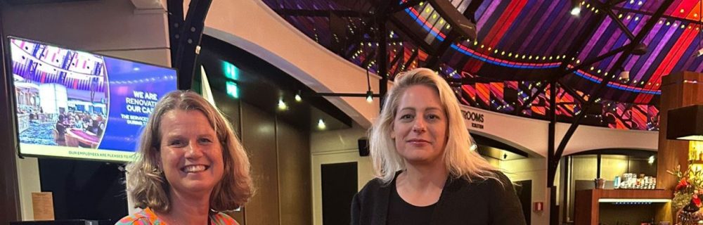 Rosemarijn Dral (rechtsboven) met Holland Casino CEO Petra de Ruiter (links) en poker manager Richard van Wijk (midden)