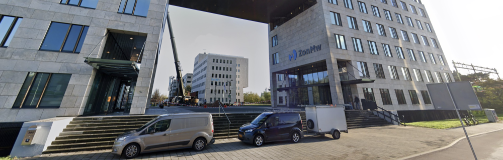 ZonMW (foto via Google Maps: https://www.google.com/maps/@52.080423,4.3440458,3a,75y,81.36h,112.62t/data=!3m6!1e1!3m4!1s94nrECD4UDqdCqFxpYEIKA!2e0!7i16384!8i8192?entry=ttu&g_ep=EgoyMDI0MDkxMS4wIKXMDSoASAFQAw%3D%3D)
