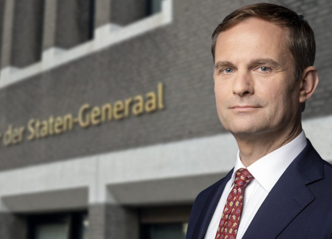 Staatssecretaris Teun Struycken over online reclame (lead-foto door Martijn Beekman via https://www.rijksoverheid.nl/regering/bewindspersonen/teun-struycken/foto achtergrond door Frank Op de Woerd)