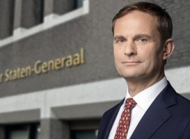 Staatssecretaris Teun Struycken over online reclame (lead-foto door Martijn Beekman via https://www.rijksoverheid.nl/regering/bewindspersonen/teun-struycken/foto achtergrond door Frank Op de Woerd)
