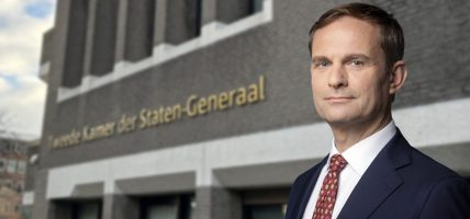 Staatssecretaris Teun Struycken over online reclame (lead-foto door Martijn Beekman via https://www.rijksoverheid.nl/regering/bewindspersonen/teun-struycken/foto achtergrond door Frank Op de Woerd)