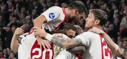 Ajax voetballers vieren doelpunt