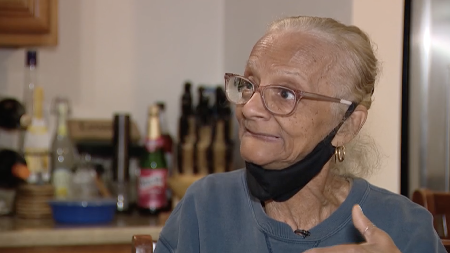Vrouw loterijticket jas