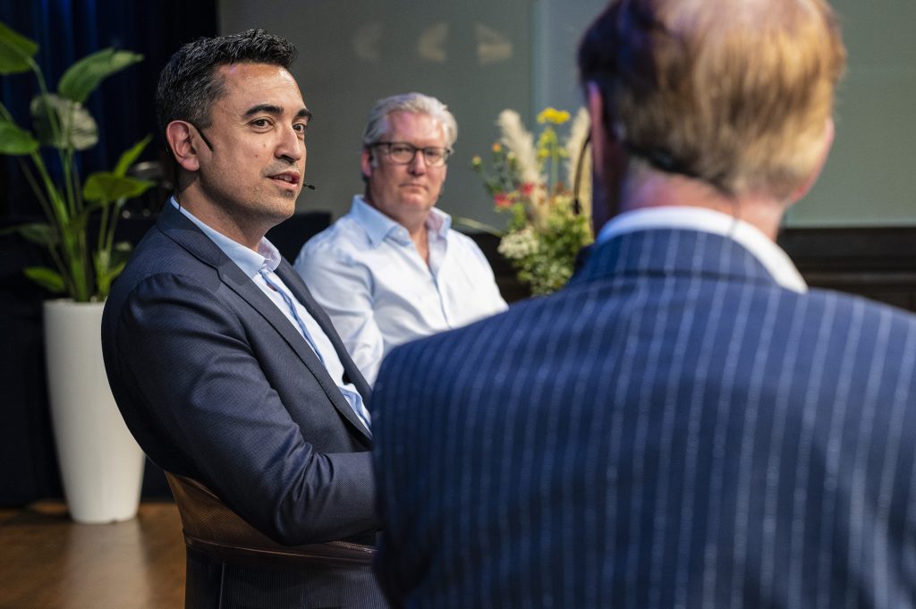 Björn Fuchs bij Gaming in Holland in 2023 met advocaat Justin Franssen en moderator Karel Orenstein