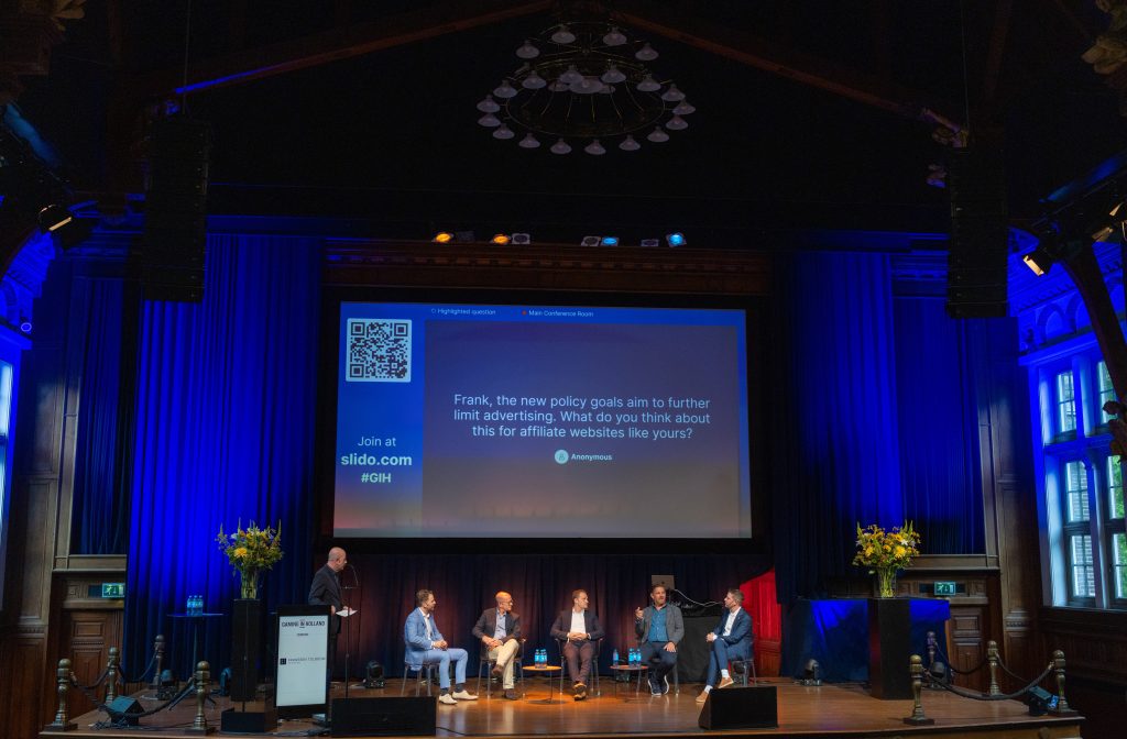 Van links naar rechts: Gaming in Holland's Willem van Oort, moderator Martijn Maertens (CEO Circus), Andreas Ditsche (iGaming.com), KVA-voorman Steven Vrolijk, Game Lounge CEO Richard Dannys, en CasinoNieuws' Frank Op de Woerd tijdens Gaming in Holland 2025.