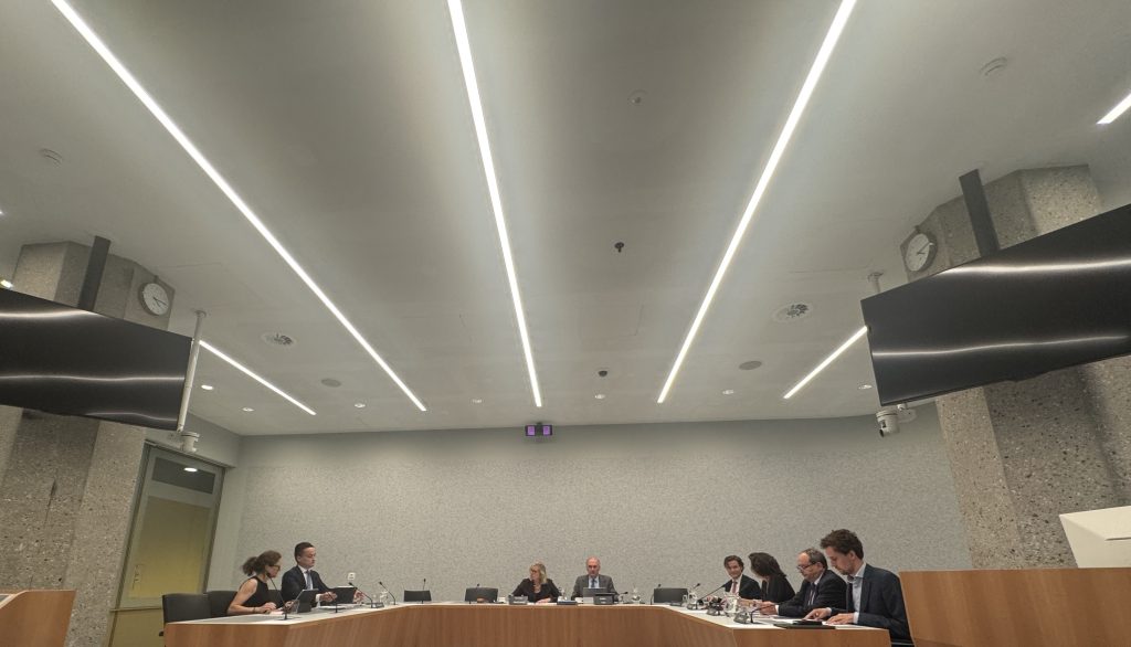 Staatssecretaris Tjebbe van Oostenbruggen (tweede van links) sprak met Hans Vijlbrief (tweede van rechts) over de Ksb-verhoging.