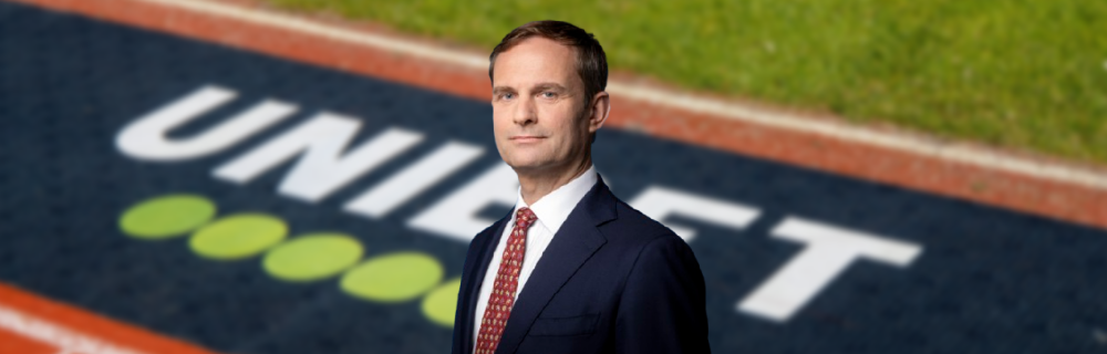 Teun Struycken met een achtergrondafbeelding van Unibet